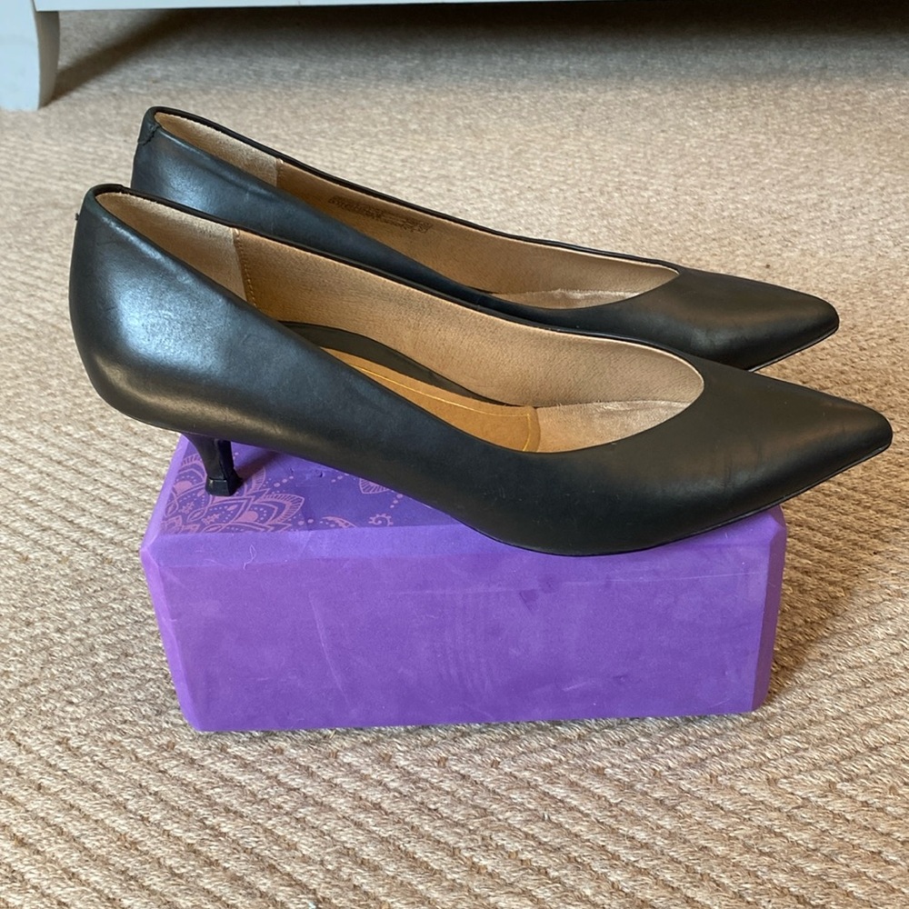 Vionic black kitten heel pumps